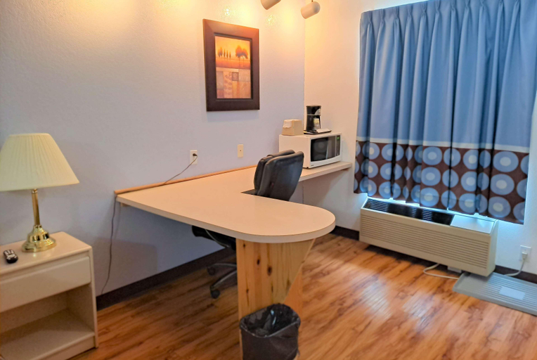 Bedroom 3, Super 8 by Wyndham Three Hills, Division No. 5
