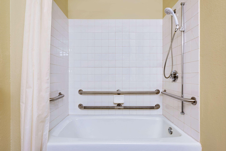 Bathroom 4, Super 8 by Wyndham Mentor/Cleveland Area, Lake