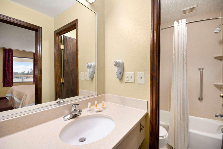 Bathroom 4, Days Inn by Wyndham Jacksonville NC, Onslow