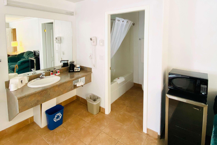 Bedroom 3, Super 8 by Wyndham 100 Mile House, Cariboo