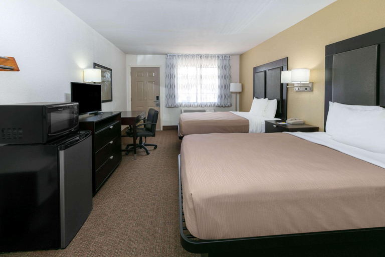 Bedroom 3, Days Inn By Wyndham Granbury, Hood