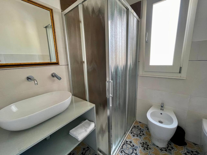 Bathroom 3, Dimora Carafa apartment, Lecce