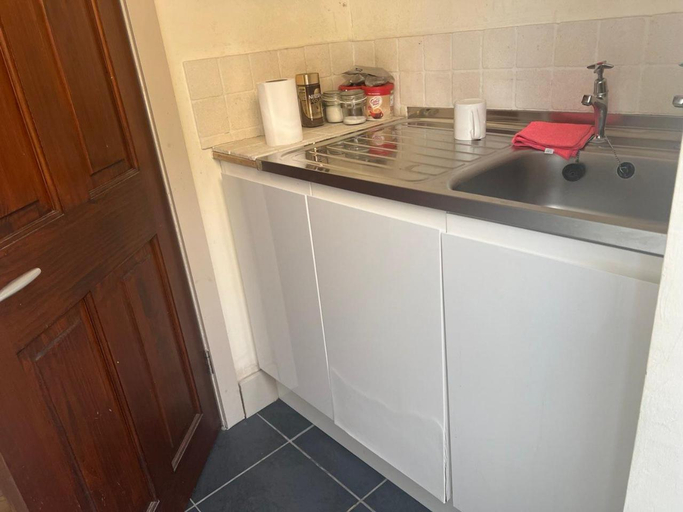 Others 3, Self contain studio with room, double bed, kitchen, London