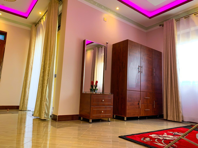 2, Das Berliner Hotel, Busiiro