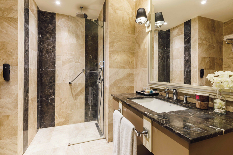 Bathroom 5, Ramada by Wyndham Istanbul Golden Horn, Beyoğlu