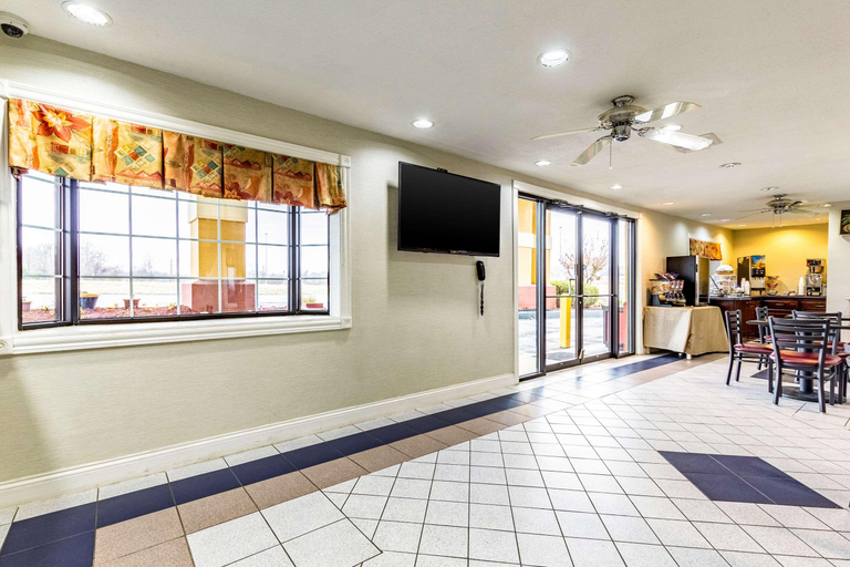 Public Area 2, Econo Lodge Berea, Madison