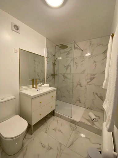 Bathroom 2, Izeien Azpian, Pyrénées-Atlantiques