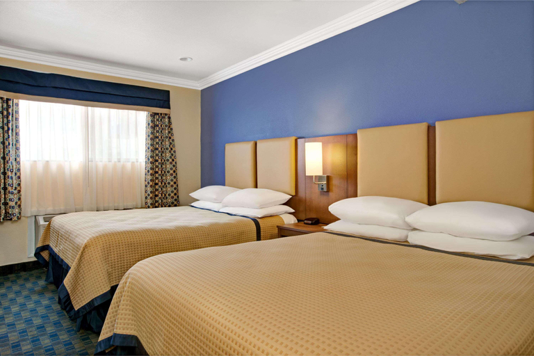 Bedroom 3, Days Inn by Wyndham San Francisco - Lombard, San Francisco