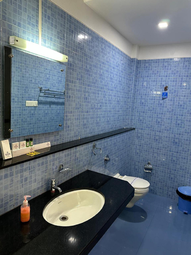 Bathroom 3, Hotel Vivek Ratnagiri, Ratnagiri
