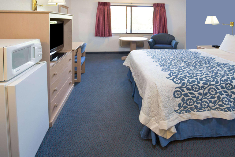 Bedroom 3, Days Inn by Wyndham Corvallis, Benton