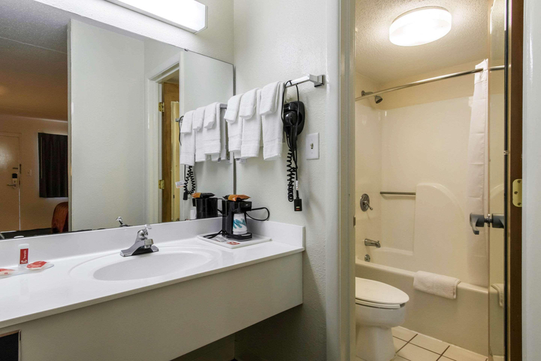 Bathroom 5, Econo Lodge Crestview South, Okaloosa