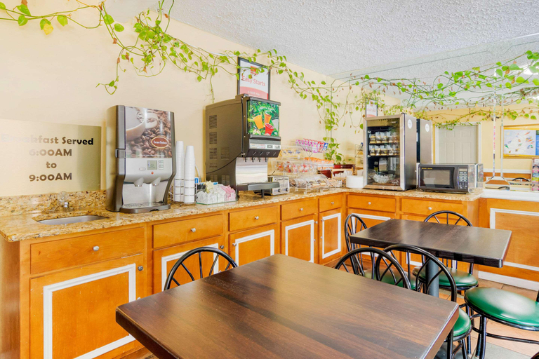 Food & Drinks 5, Econo Lodge Decatur, DeKalb