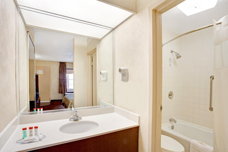 Bathroom 4, Ramada by Wyndham West Memphis, Crittenden