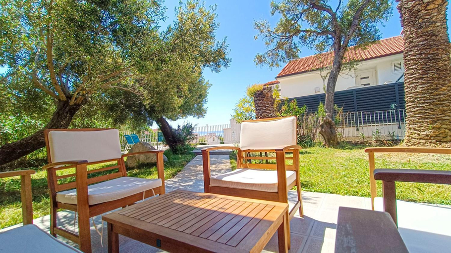 Others 4, Family villa on the coast, Baška Voda
