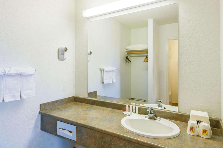 Bathroom 4, Super 8 by Wyndham 100 Mile House, Cariboo