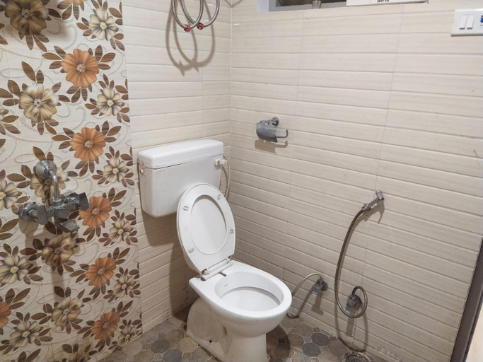 Bathroom 3, Gateway Kailash, Varanasi