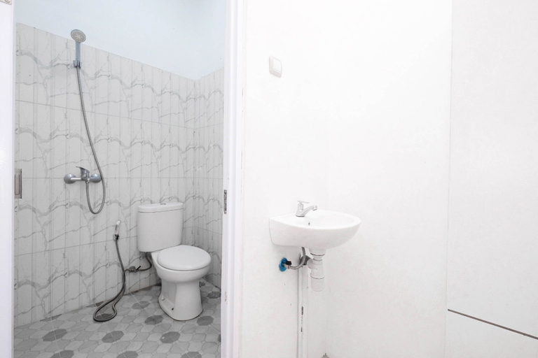 Bathroom 5, Sandi Guest House Syariah, Banyuwangi