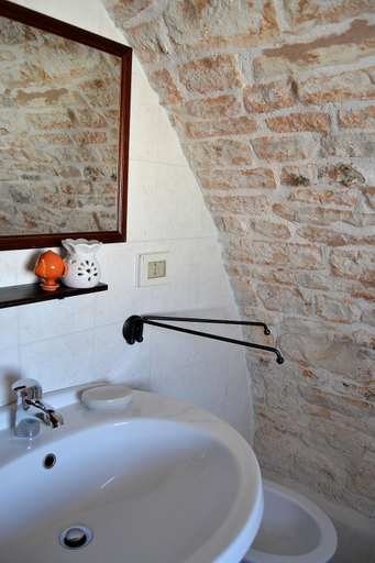 Others 4, Converse fra i trulli, Bari