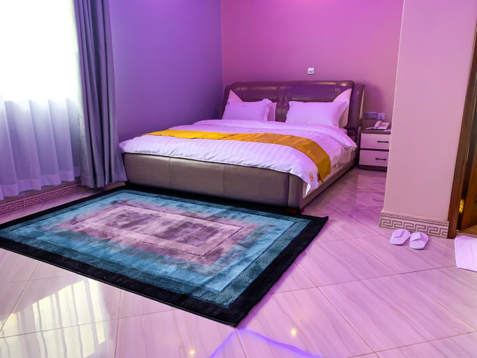 4, Das Berliner Hotel, Busiiro