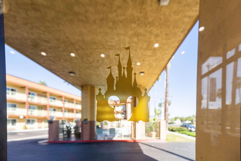 Public Area 2, Super 8 by Wyndham Anaheim/Disneyland Drive, Orange