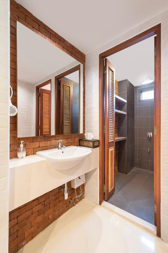 Bathroom 10