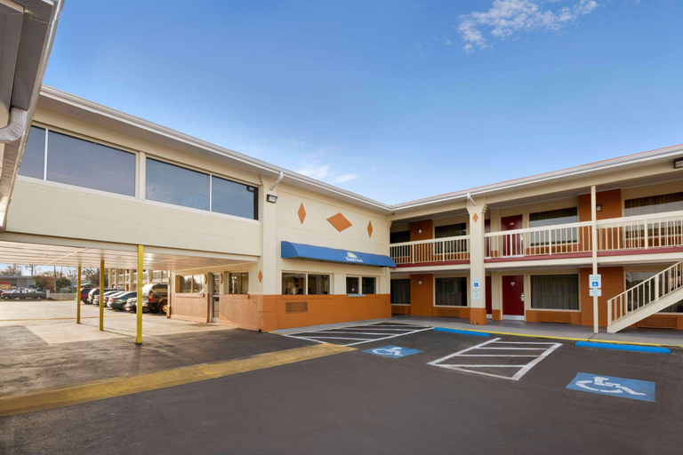 Exterior & Views 1, Days Inn by Wyndham Jacksonville NC, Onslow