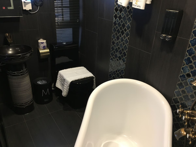 Bathroom 4, Luna Inn - Causeway Bay, Hong Kong Island