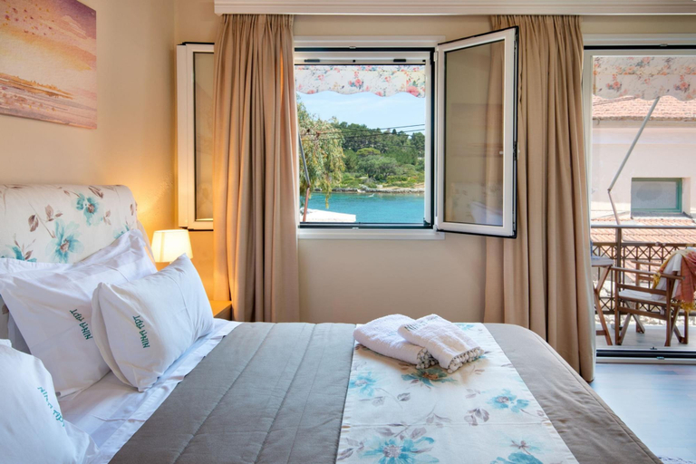 Room 4, Nina Gaios Waterfront Apartment, Ionian Islands