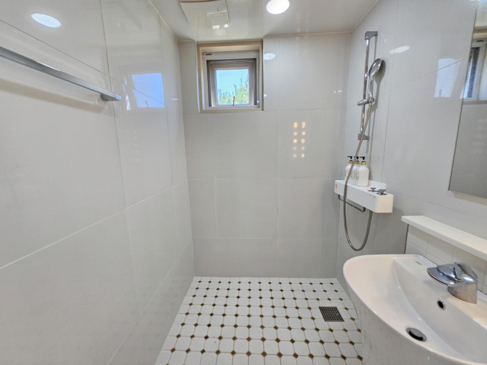 Bathroom 14