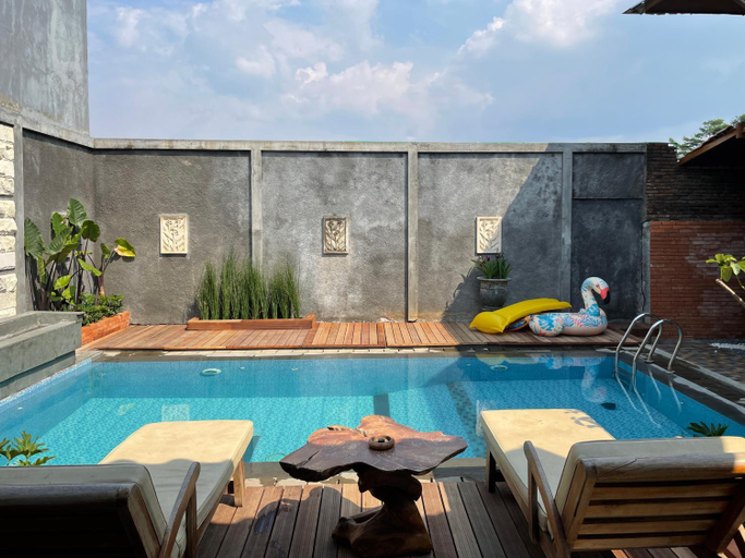 Swimming Pool 13