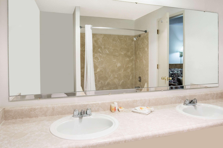 Bathroom 4, Days Inn by Wyndham Corvallis, Benton
