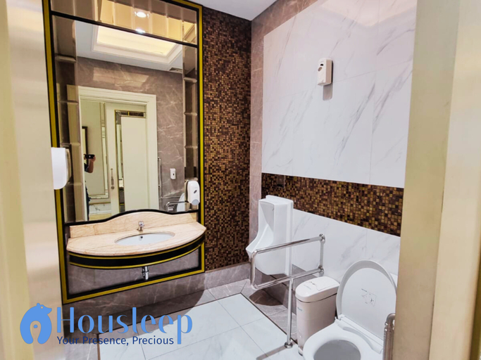 Bathroom 5, Trans Park Cibubur by HOUSLEEP, Depok