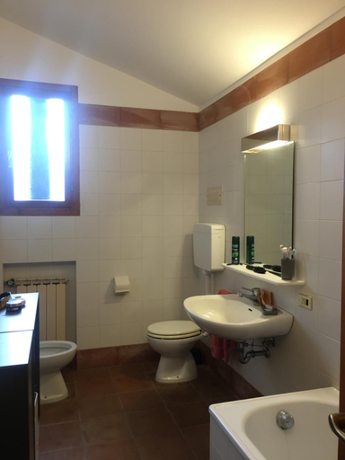 Bathroom 3, VILLA TUGURIO. La tua casa immersa nel verde, Vicenza