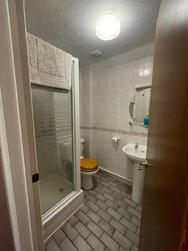 Bathroom 5, The Prince of Wales, Cambridgeshire