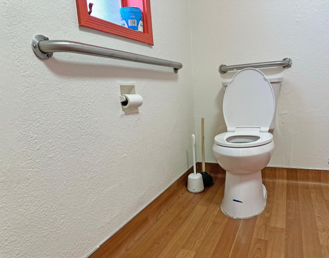 Bathroom 4, Sin City Hostel, Clark