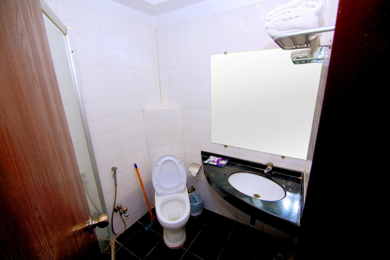 Bathroom 3, Premier Inn Express Gulberg Lahore, Lahore