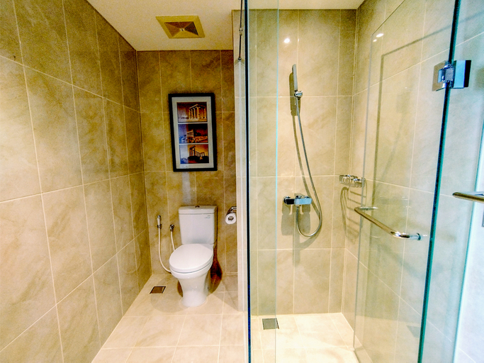 Bathroom 5, Wonderful Thematic 2BR at Praxis Apartment By Travelio, Surabaya
