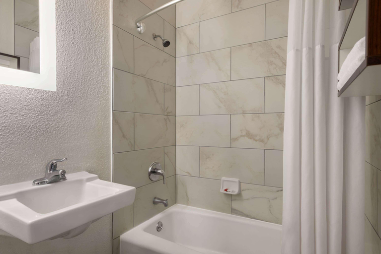 Bathroom 4, Howard Johnson by Wyndham Appleton, Outagamie