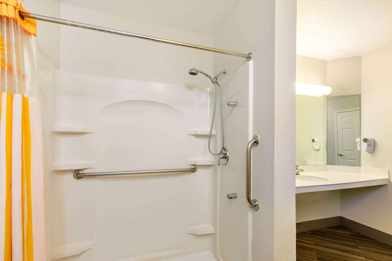 Bathroom 4, Travelodge By Wyndham El Paso - Airport, El Paso