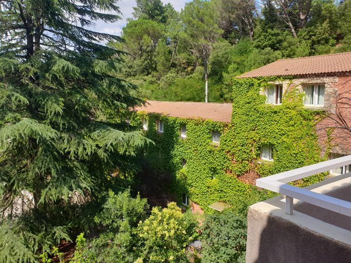 Others 5, Appartement 10 Des Acacias, Gard