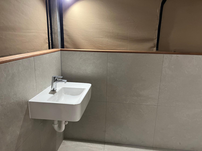 Bathroom, Safari Tent 7 Accessible, Magnetic Island