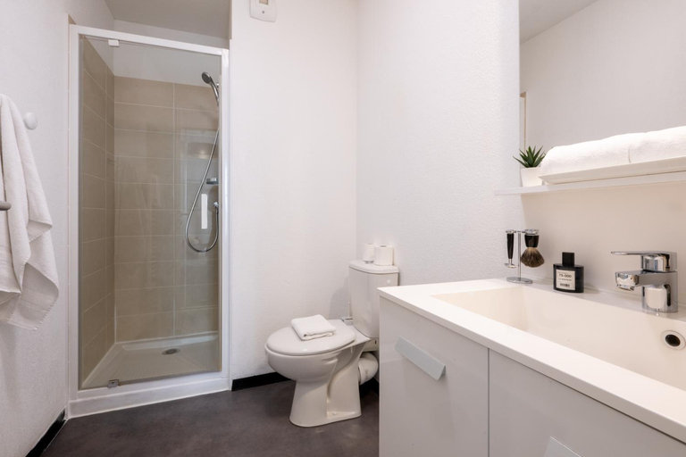 Bathroom 4, Nemea Apparthotel Stadium, Gironde