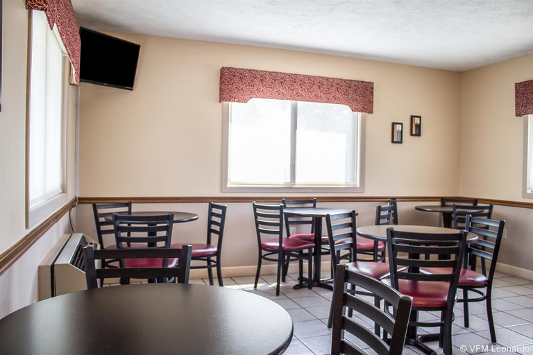 Food & Drinks 5, Econo Lodge Traverse City Area, Grand Traverse