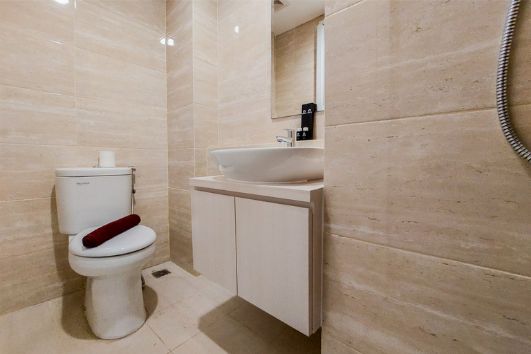 Bathroom 5, Serene Studio at Springwood Residence Tangerang Apartment By Travelio, Tangerang