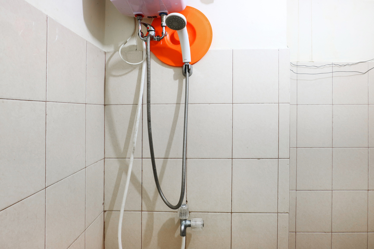 Bathroom, Snowy @ Apartemen Tifolia by ZUZU, Jakarta Timur