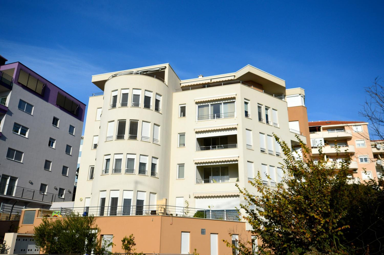 Others 3, A Comfortable apt w Balcony, 4 min Walk to Beach, Split