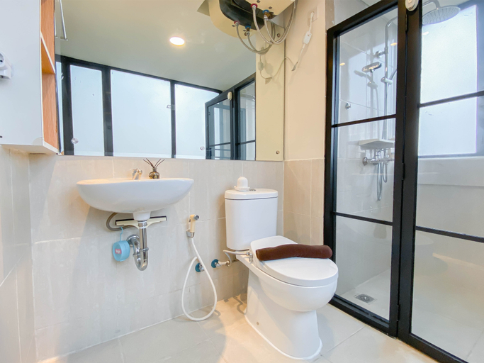 Bathroom 5, Spacious and Comfy Designed 2BR at Meikarta Apartment By Travelio, Cikarang