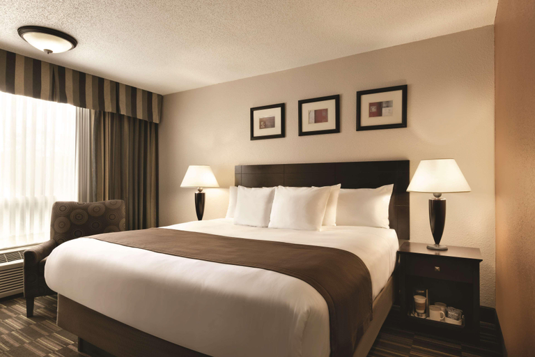 Bedroom 3, Radisson Hotel Louisville North, Clark
