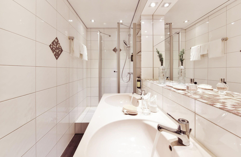 Bathroom 4, Hotel Barbarossahof, Kaiserslautern