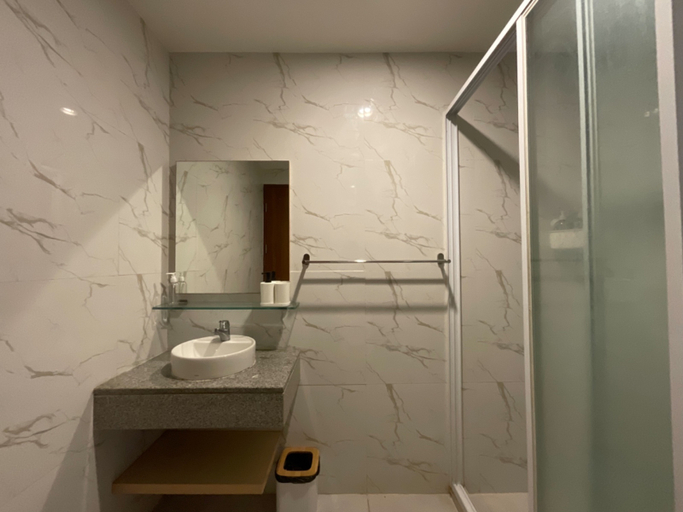 Bathroom 5, Apartemen Grand Kamala Lagoon by The Nest, Bekasi